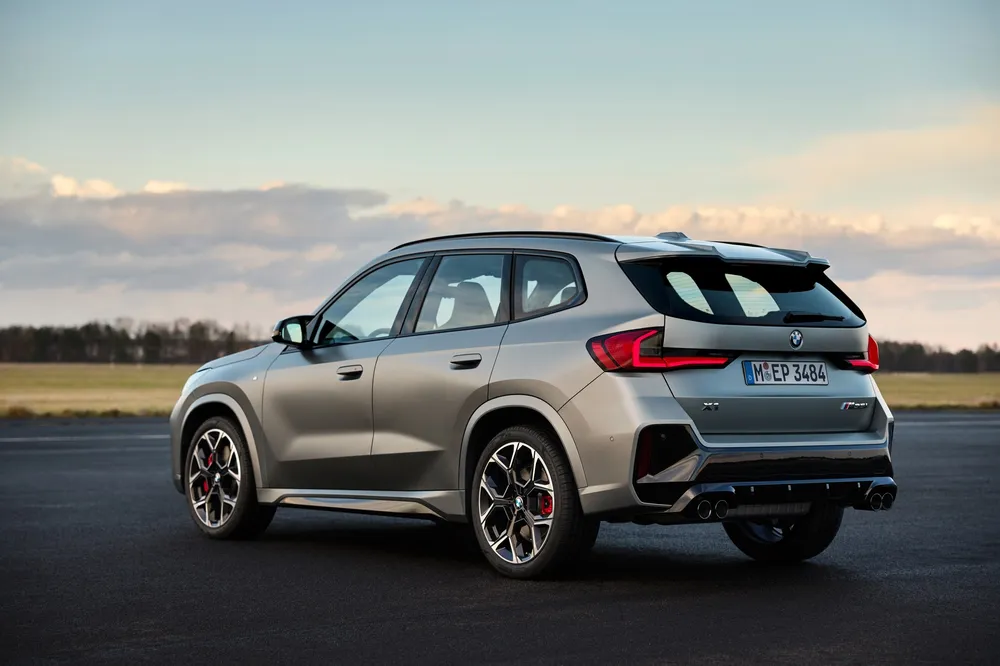 BMW X1 실내 - 커브드 디스플레이