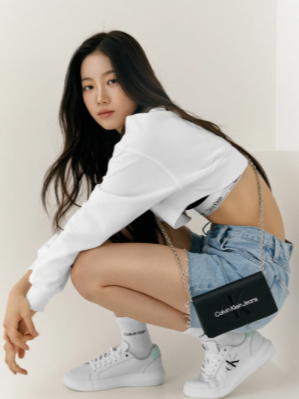 카즈하 화이트 운동화 코디