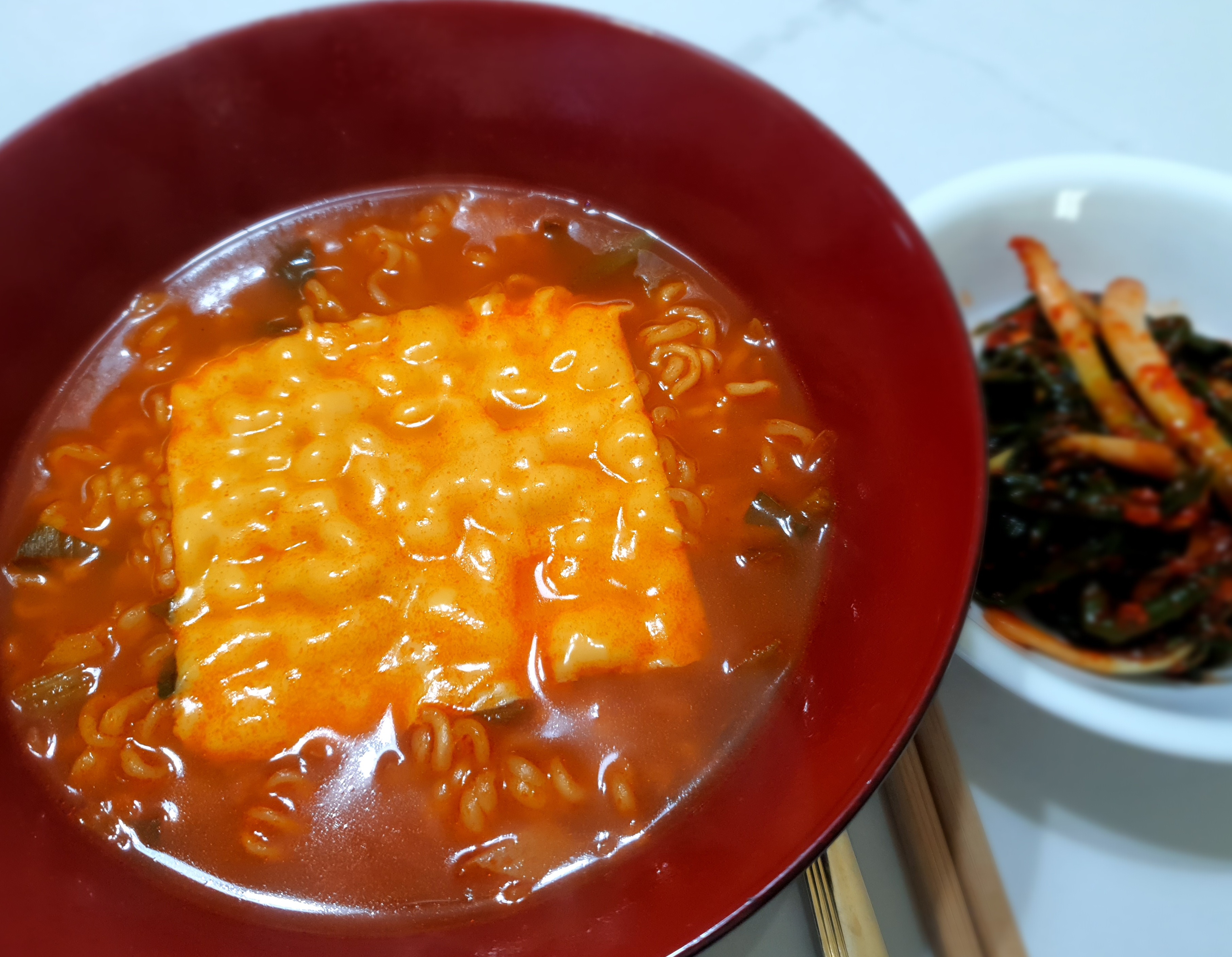 라면에-파김치의-조화-굿입니다.
