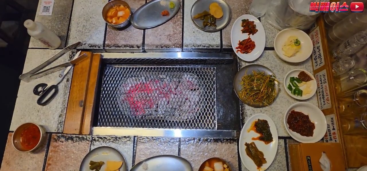 참숯을 피운 화로와 함께 나오는 기본 상차림이에요.