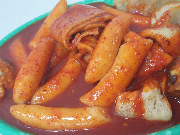 점성 높은 떡볶이 국물에 떡과 튀김 그리고 어묵이 무쳐져 있다.