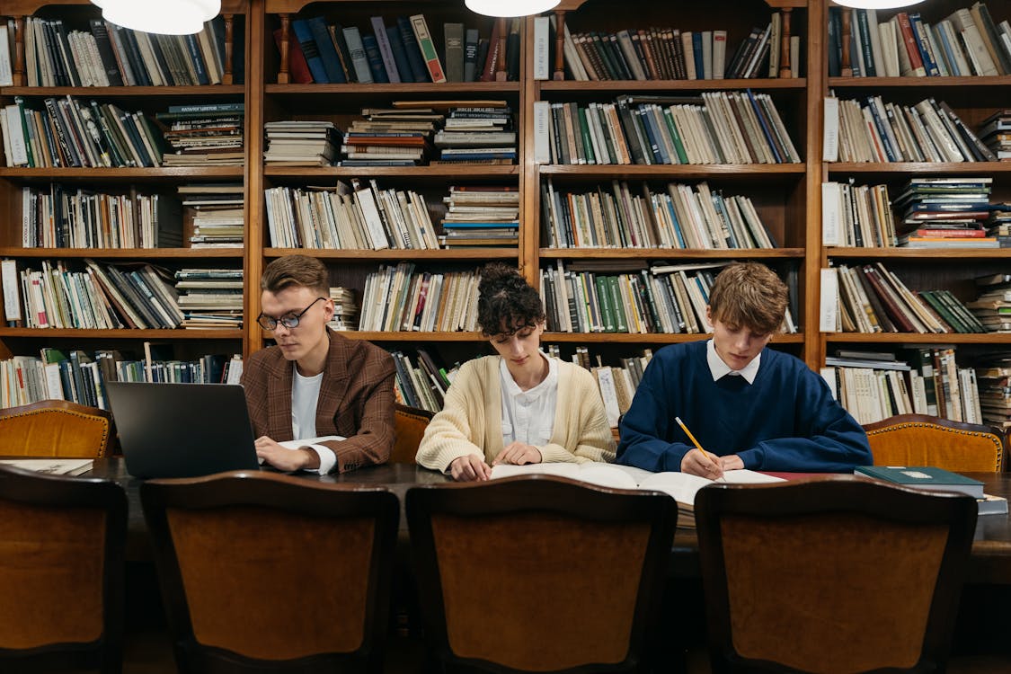 공부하는 학생들