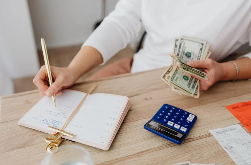 자취생이 전기세와 공과금 계산하고 있는 장면