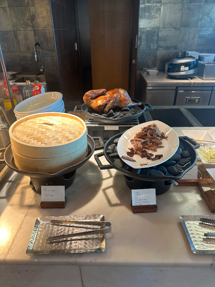 야빙과 베이징덕이 테이블 위의 그릇에 담겨져 있다