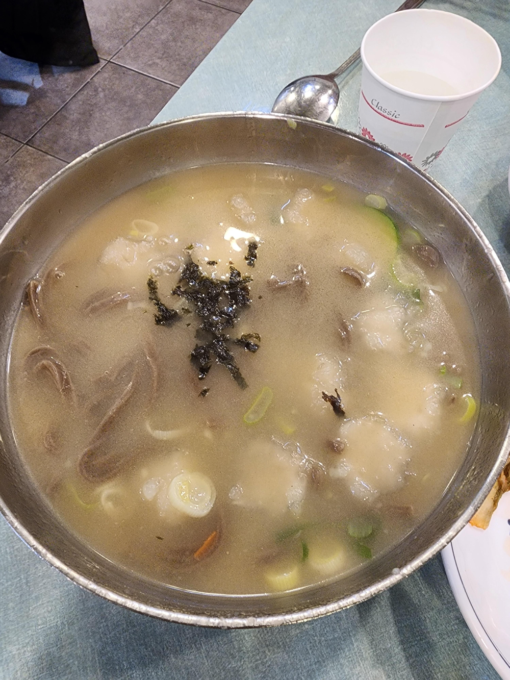 옹심이가 들어간 메밀칼국수