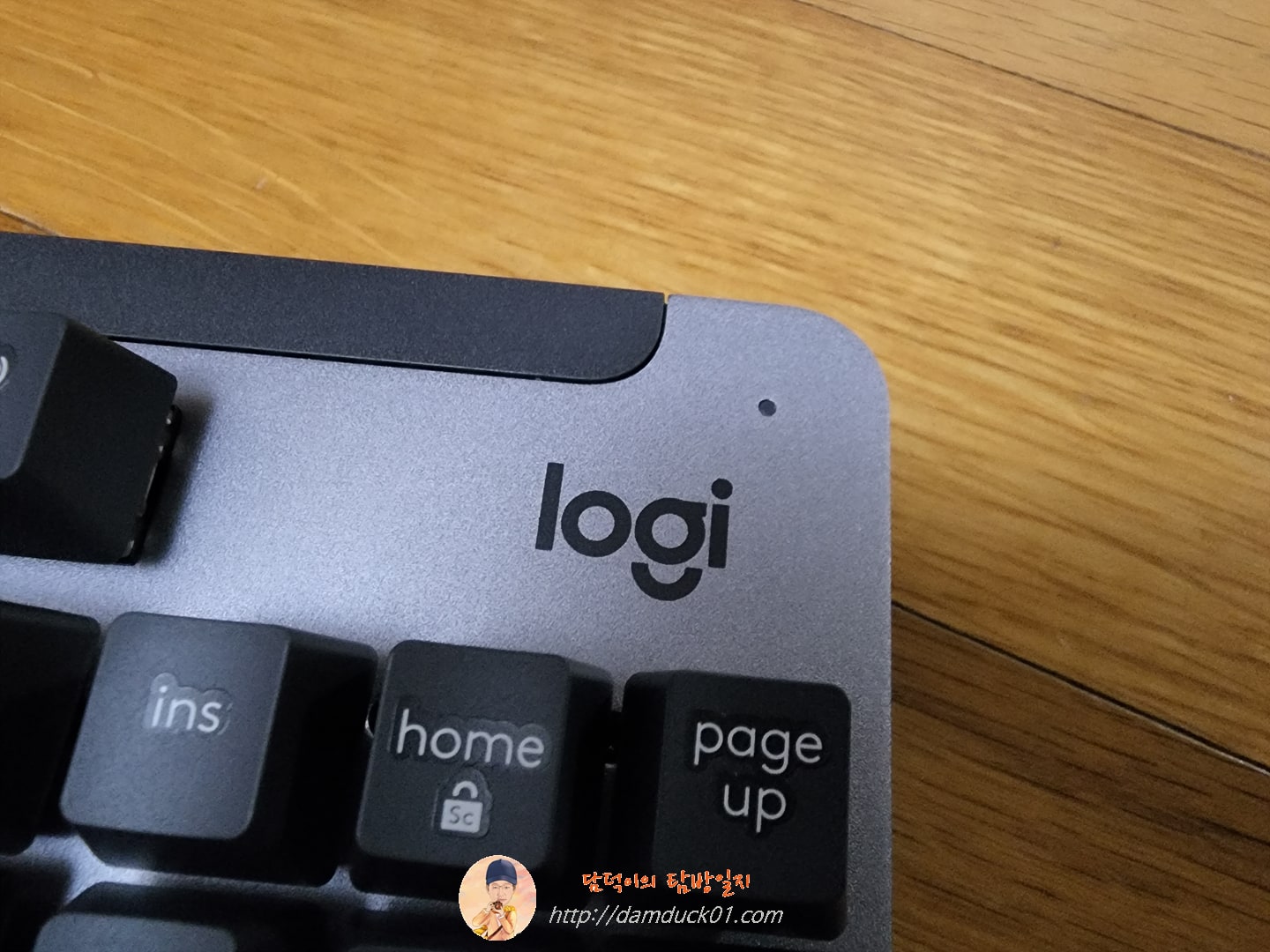 logitech SIGNATURE K855 로고와 LED