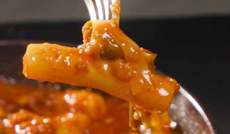 류수영 스팸떡볶이 포크 사용한 이미지