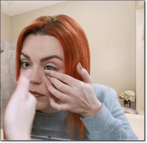 콘텍츠렌즈 착용하는 여성