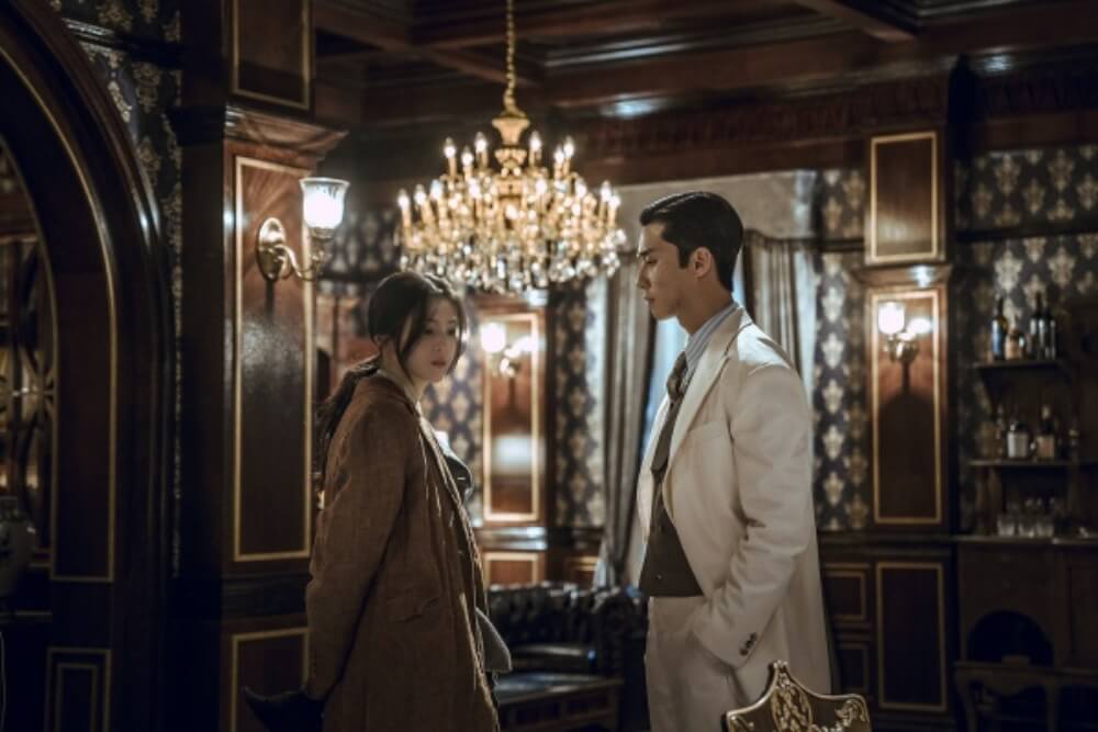 경성크리처에서 박서준과 한소희의 장면