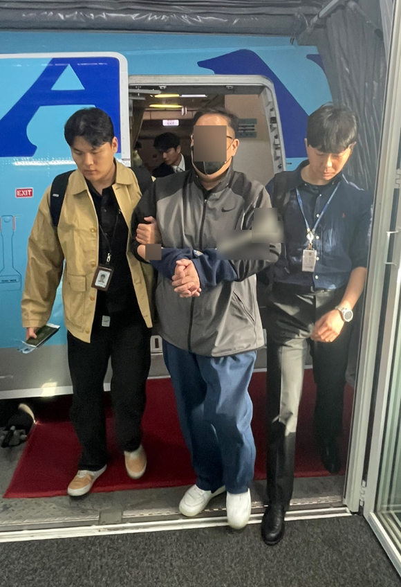 경찰이 12년 전 국내에서 30억원대 사기를 저지르고 쿠웨이트로 달아났던 남성이 끝내 붙잡혔다. 17일 인천국제공항을 통해 강제 송환되는 범인 모습. [사진=경찰청]