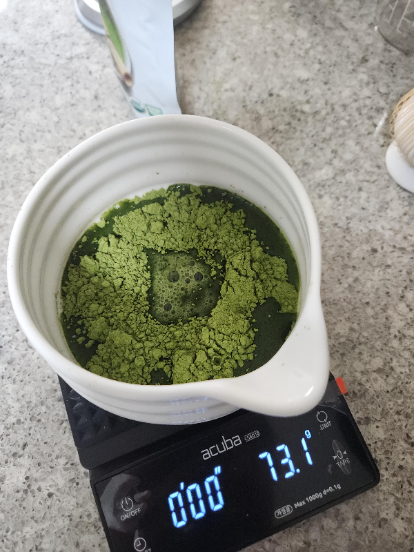 따뜻한 물 70g을 담는다.