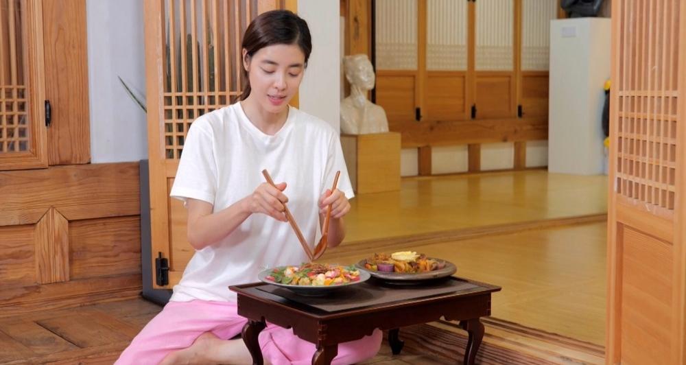 KBS 편스토랑 북촌 포레스트 귤 김규리 신김치에 꽃등심, 버터, 어리굴젓을 넣고 말아 그릴에 훈연하는 신김치 밀푀유 레시피 소개