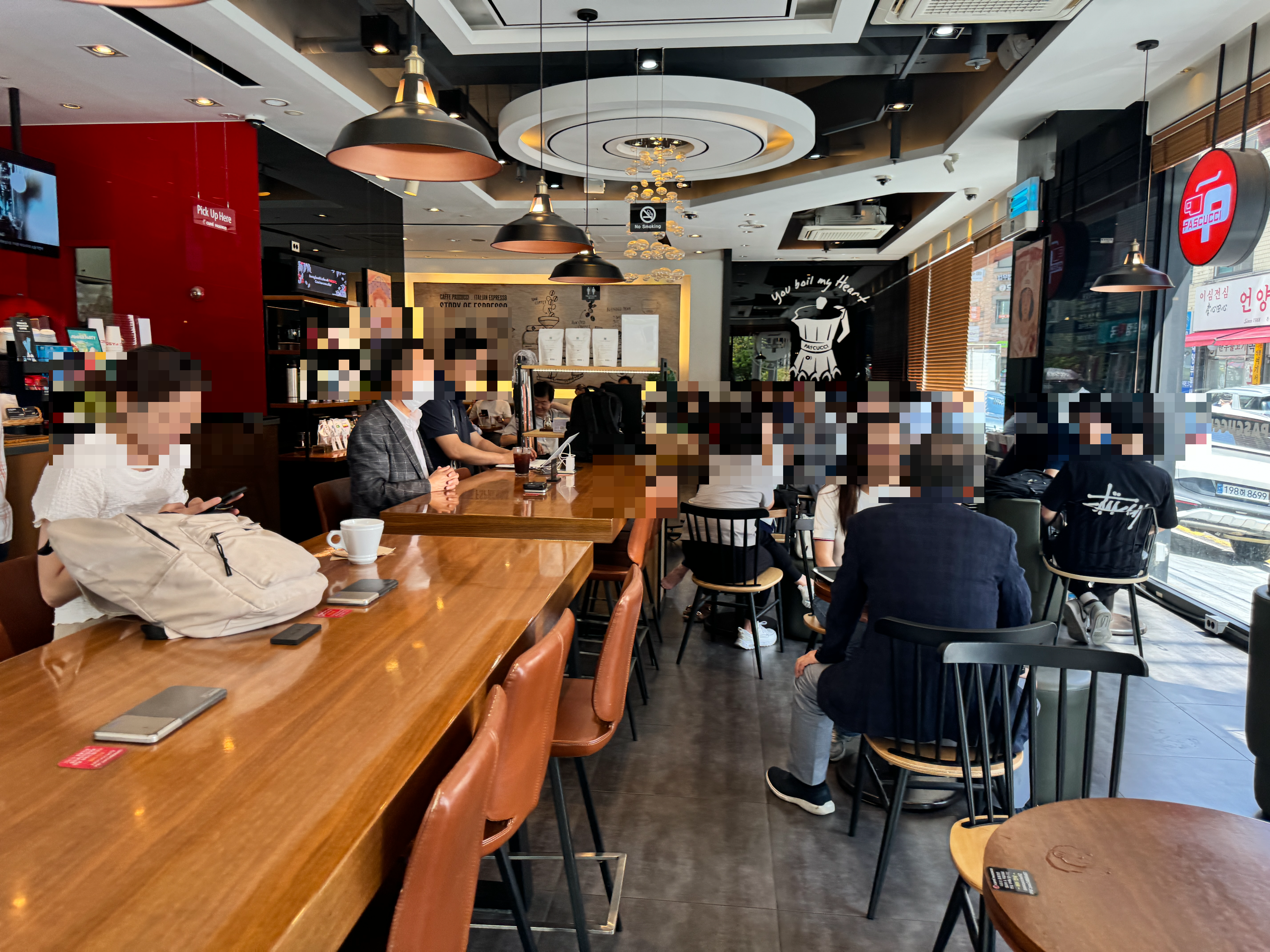 무선충전도 가능한 파스쿠찌 교대메가스터디점 내부 인테리어