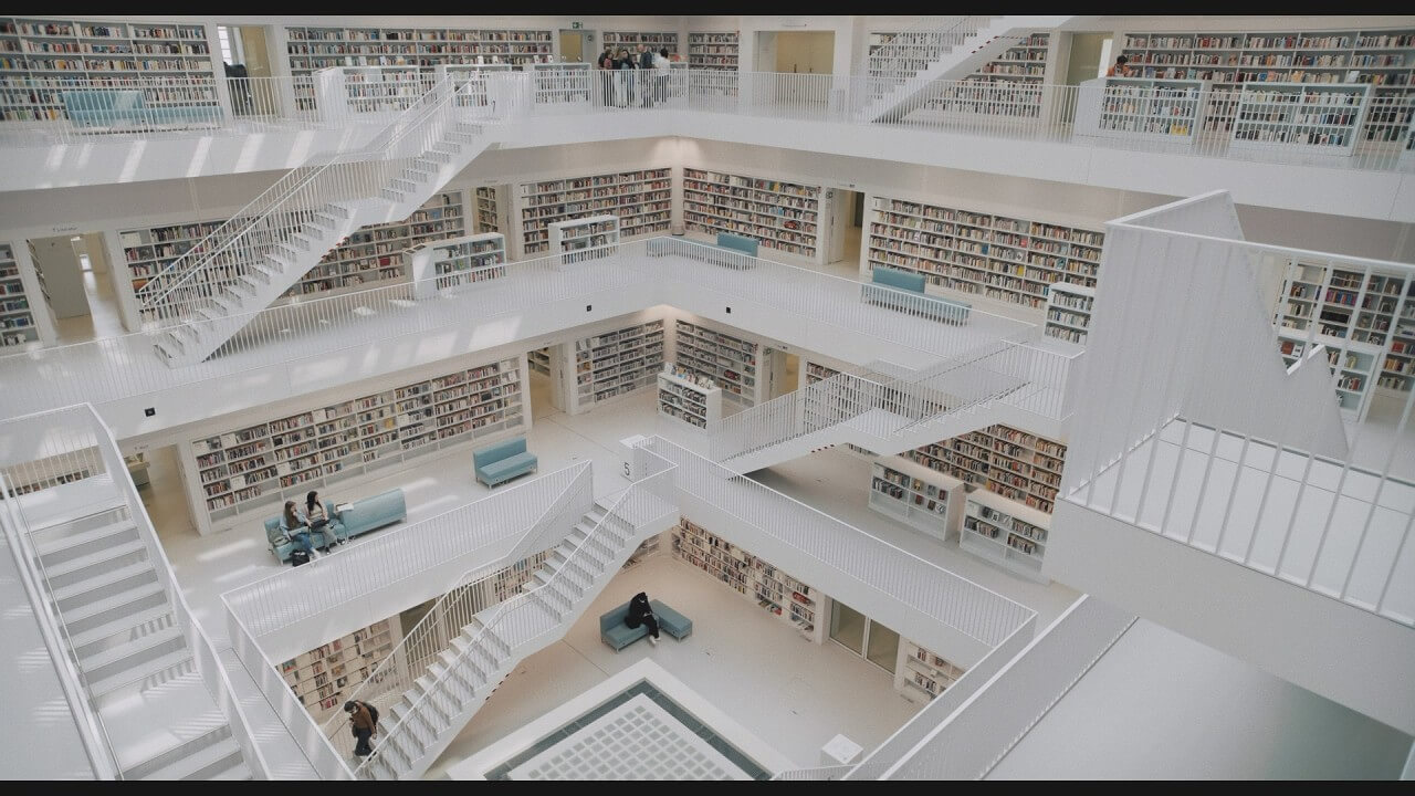 슈투트가르트 시립도서관—올화이트 큐브형 아트리움과 층층이 이어진 계단·발코니가 만드는 개방형 서가