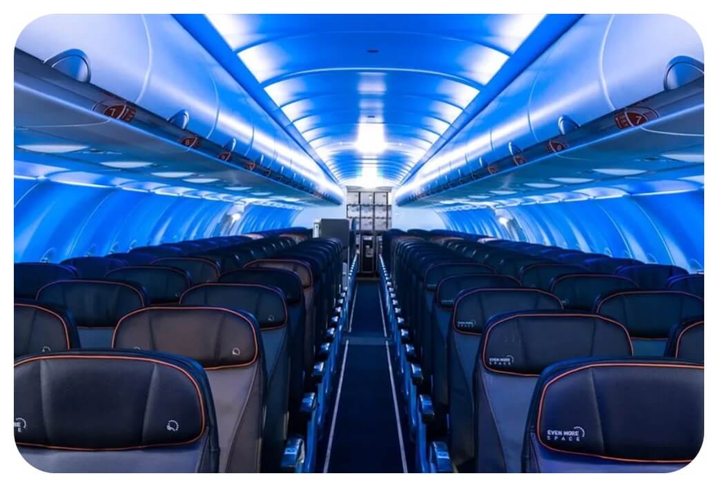 비행기 기내 파란색 조명이 빛나는 장면