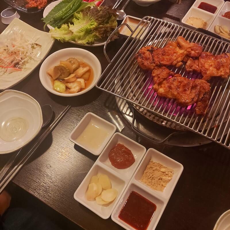 화로몽 수유점 밑반찬과 숯불 닭갈비
