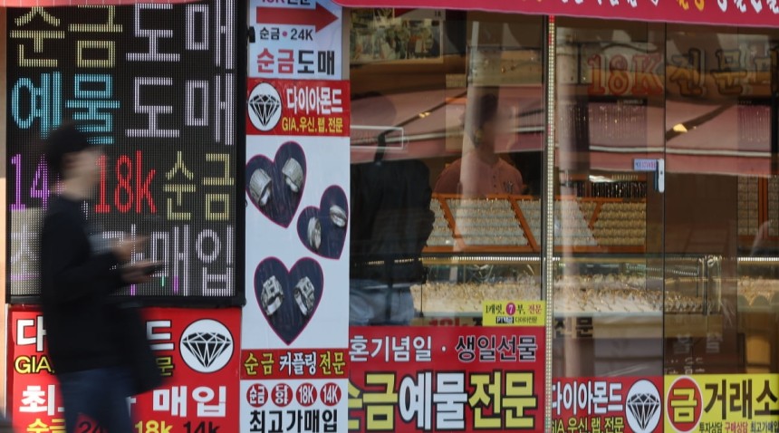 올해 국내 금 거래대금이 이미 지난해 연간 규모를 넘어선 것으로 나타난 11월 3일 서울 종로구의 한 귀금속 도매상가에서 시민들이 상품을 고르고 있다.