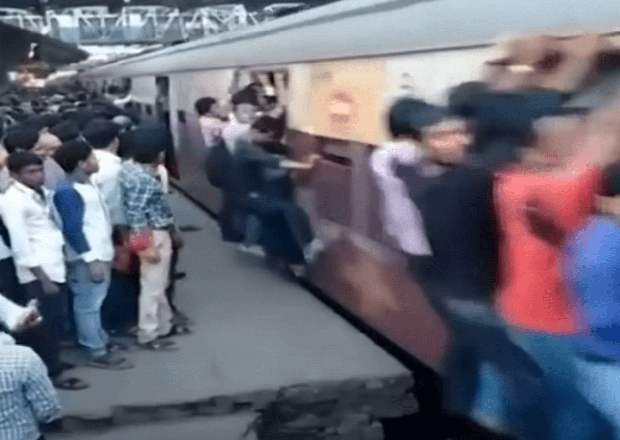 열차에 매달려 있는 사람들1