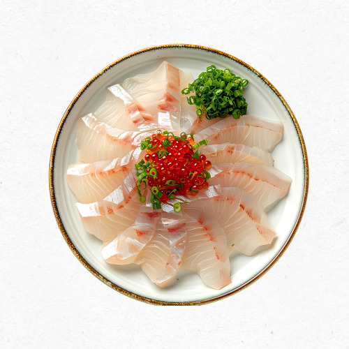 숙성된 광어 회를 담은 고급 접시