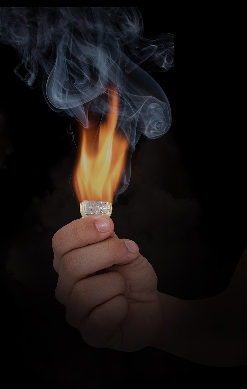 동전이 불에타고 있는 이미지