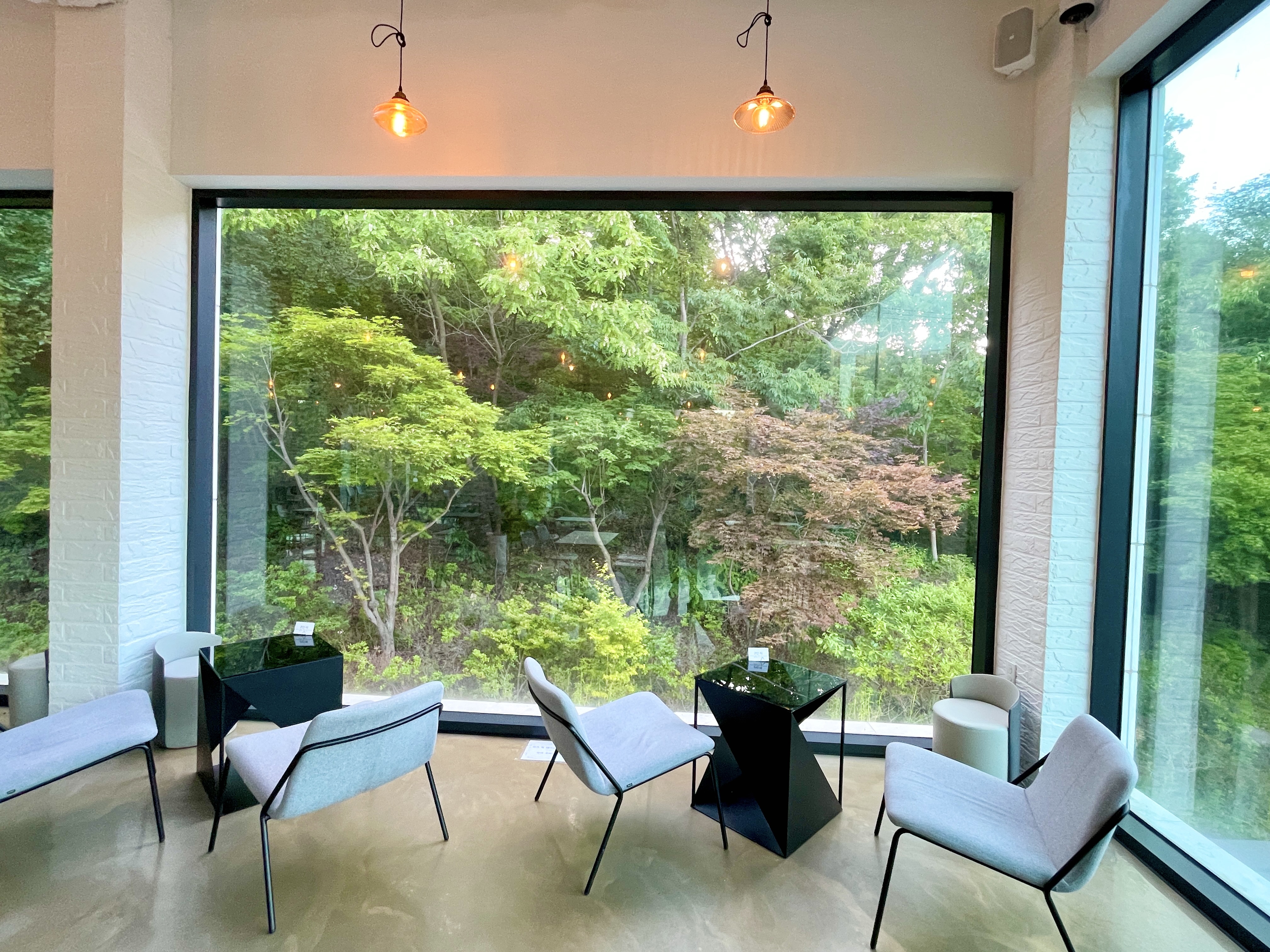 2층 좌측편 창가자리 메인자리