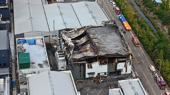 소방&middot;경찰 당국이 25일 오전 경기 화성시 서신면 일차전지 제조 공장 아리셀 건물에서 수색작업을 하고 있다. [사진=뉴시스]