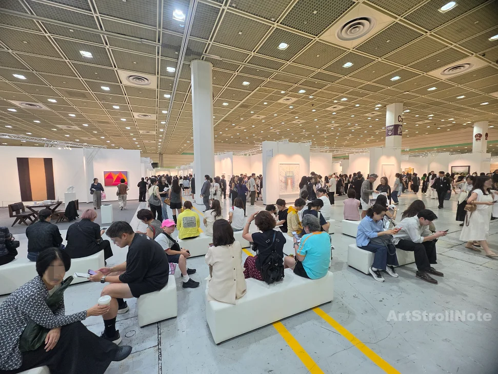 Frieze Seoul 2026 전경-인산인해 관람객 모습-ArtStrollNote