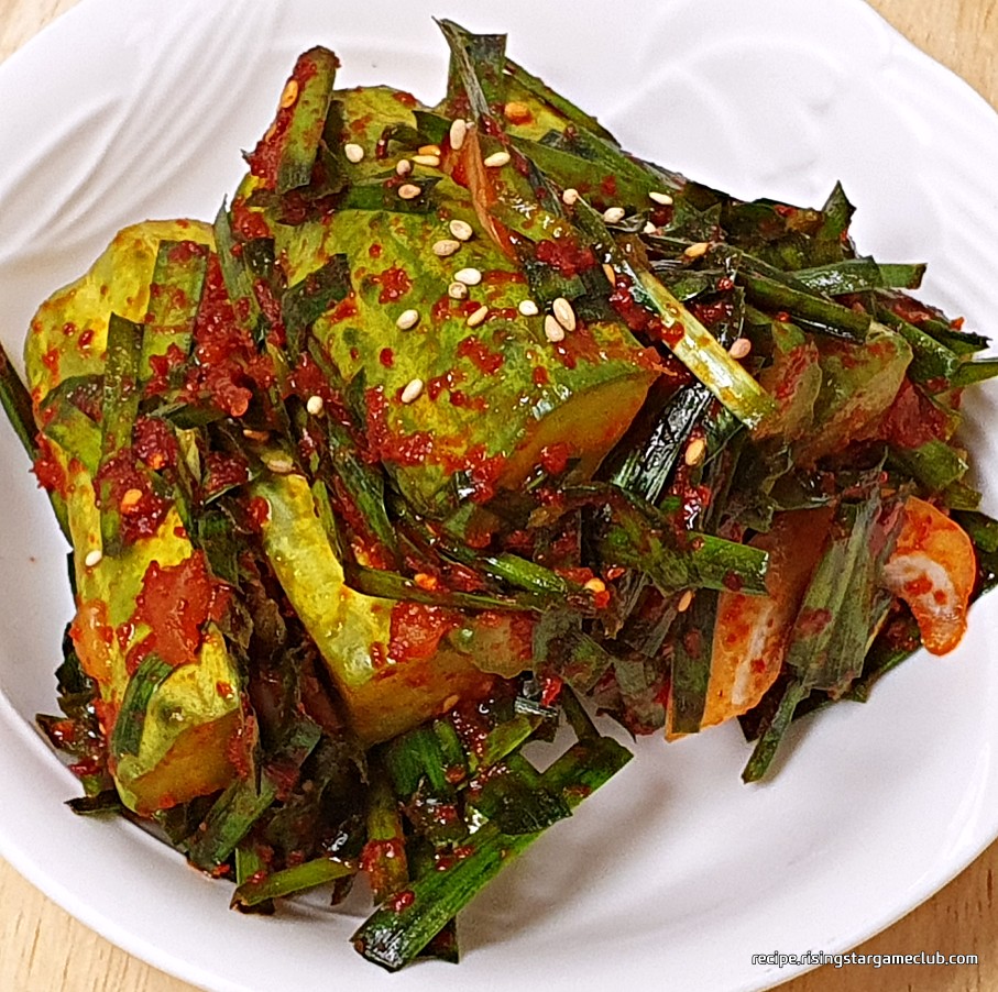 완성된 오이소박이를 맛보기 위해 접시에 담아 놓은 사진