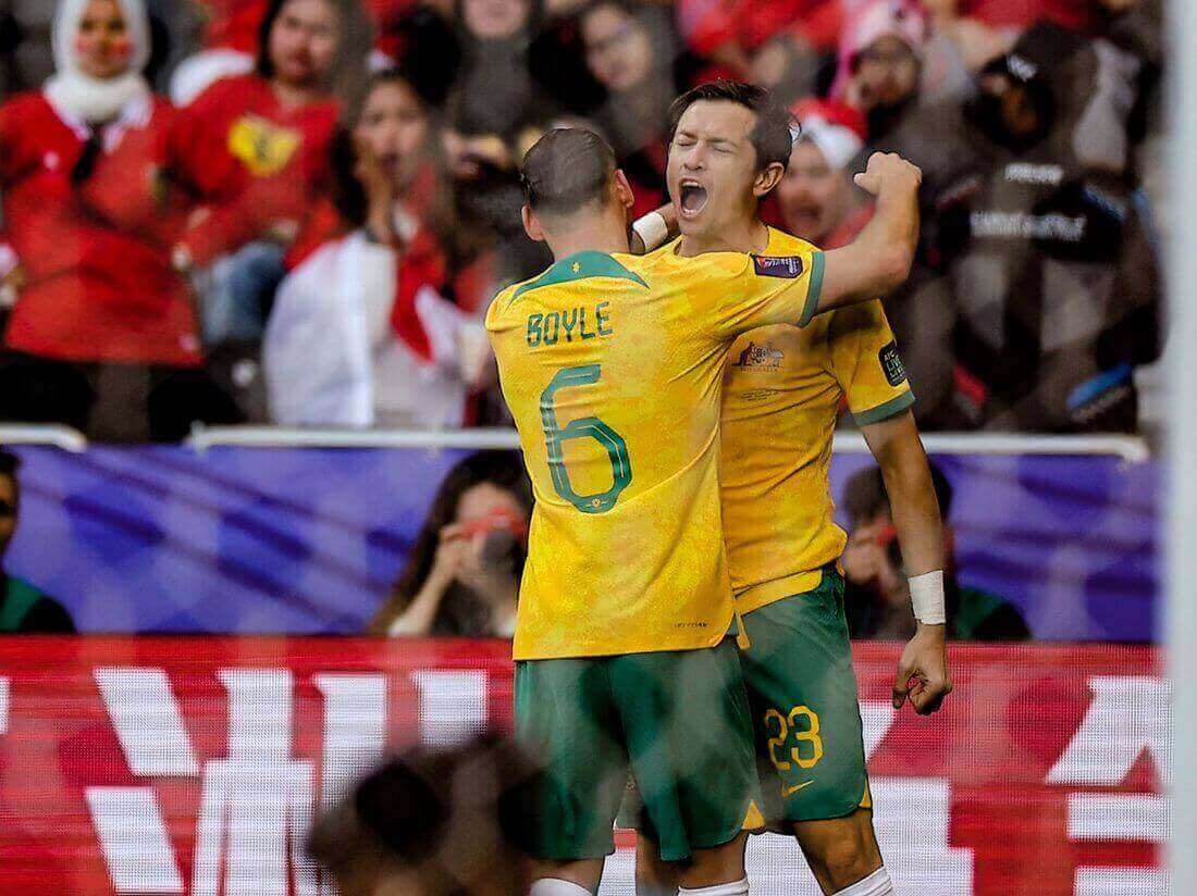 골을 넣고 동료와 기뻐하는 호주선수