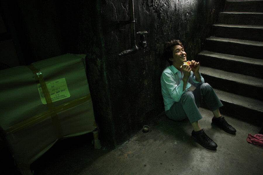 엄마손 파이가 들어있던 봉지의 냄새를 맡으며 웃고 있는 창인