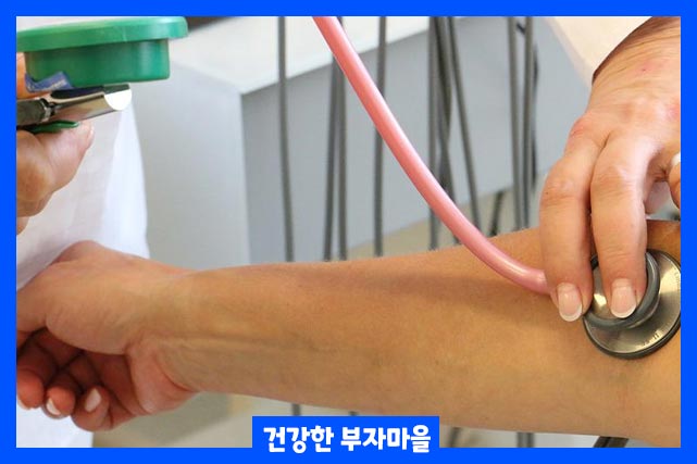 저혈압 증상도 어지럽고 토할 것 같은 증상이 나타날 수 있습니다.