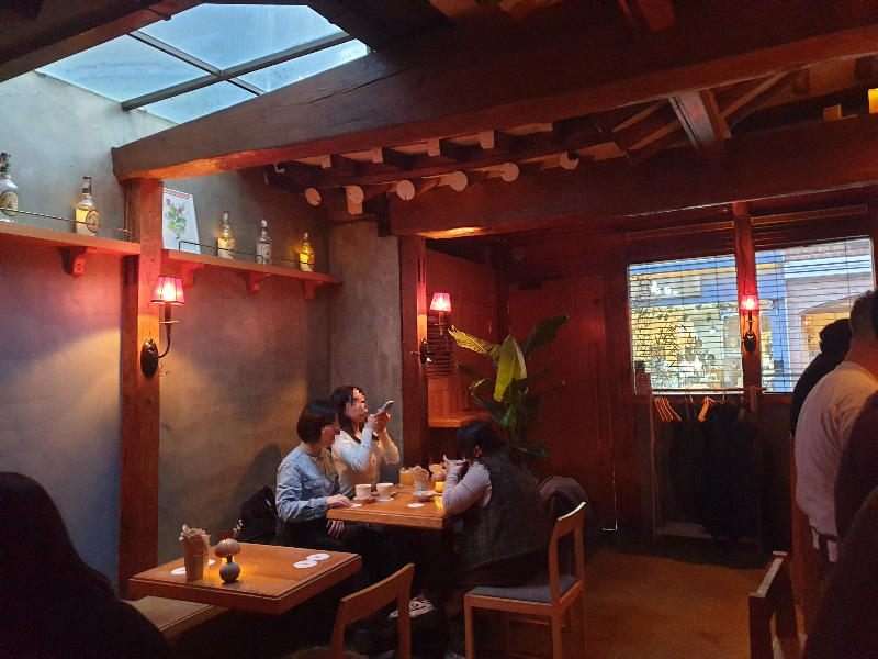 한옥의 보와 서까래 그리고 노출형 시멘트로 인테리어한 바 참 내부