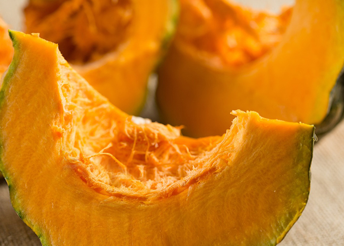 씨앗을 제거한 단호박이 요리하기 좋게 잘려져 있다.