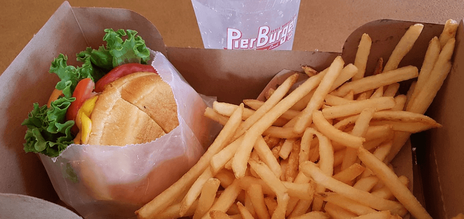 햄버거와 감자칩이 종이 박스 안에 들어 있다