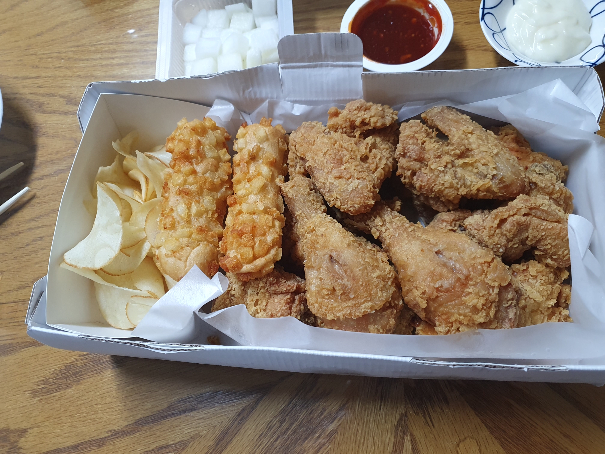 용인 바른치킨 후라이드 치킨에 만득이 치즈스틱 2개 추가함.