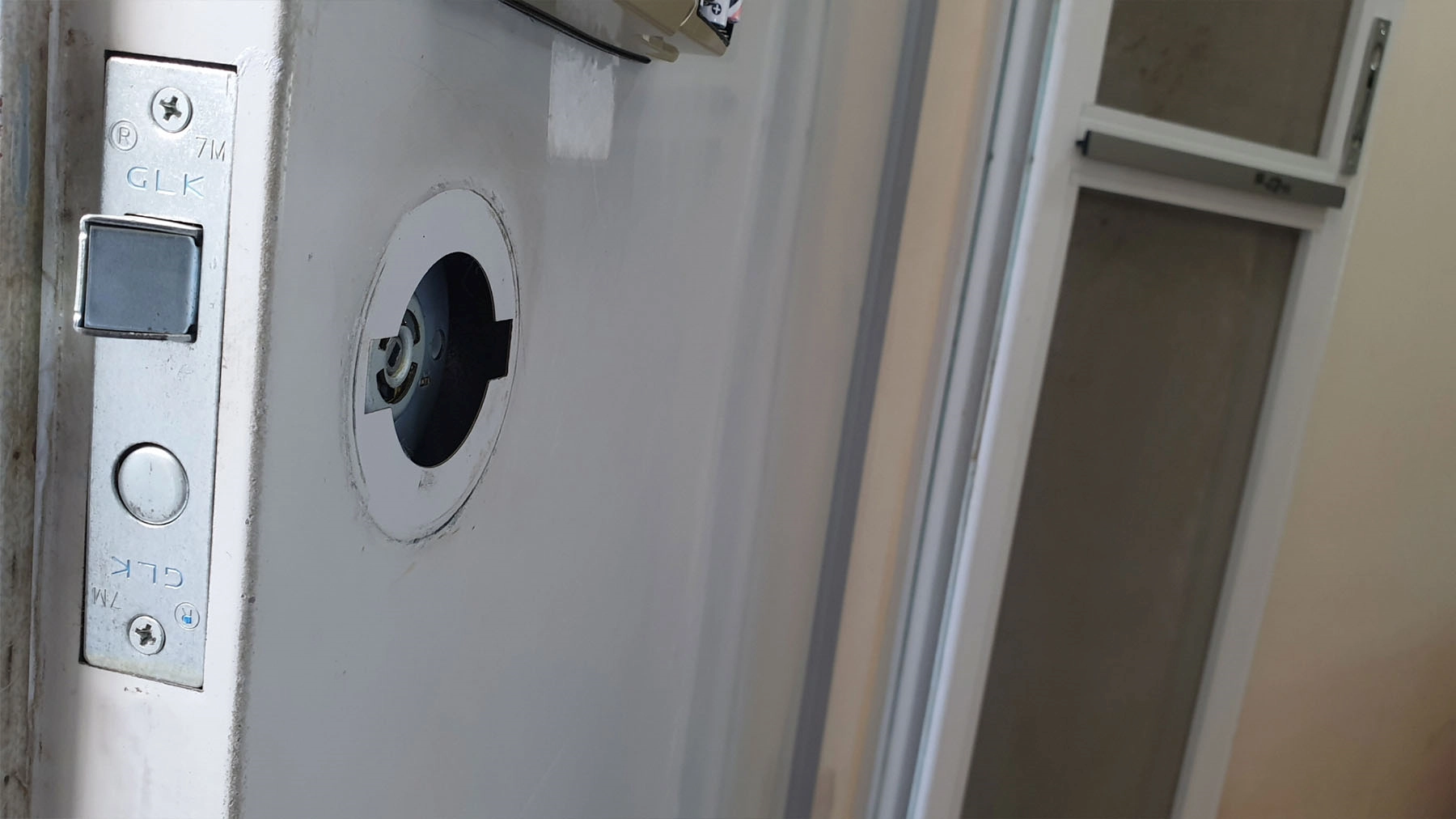 현관 손잡이 걸쇠 부품