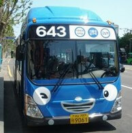 파란색-시내버스가-정류장에-멈춰있음