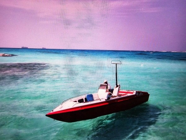 괌-바닷가에-떠있는-배한척