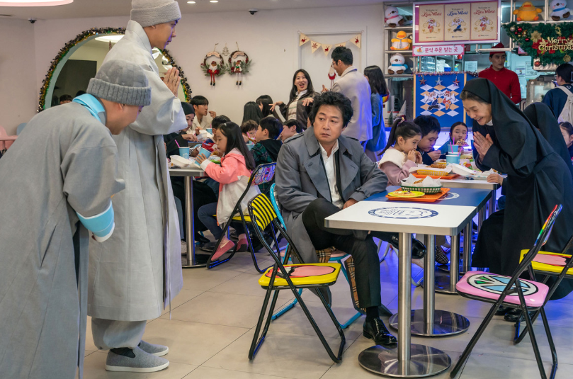 영화 대가족 뒤늦게 도착한 문석과 인행 스님