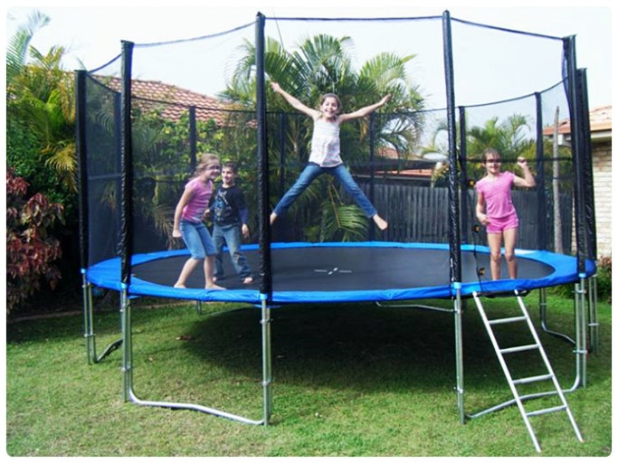 트램폴린에서 놀고있는 아이들 사진 첨부