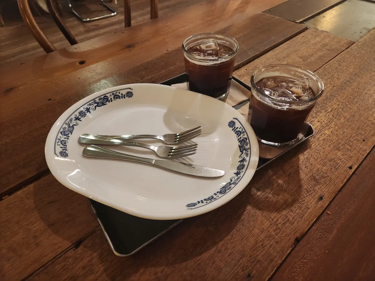 대전-가볼만한곳-성심당-본점-빵-먹을수있는-카페-성심당문화원-빵-접시-나이프-포크-제공-아메리카노