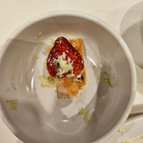 애슐리 퀸즈-딸기 피스타치오 밀푀유 한조각