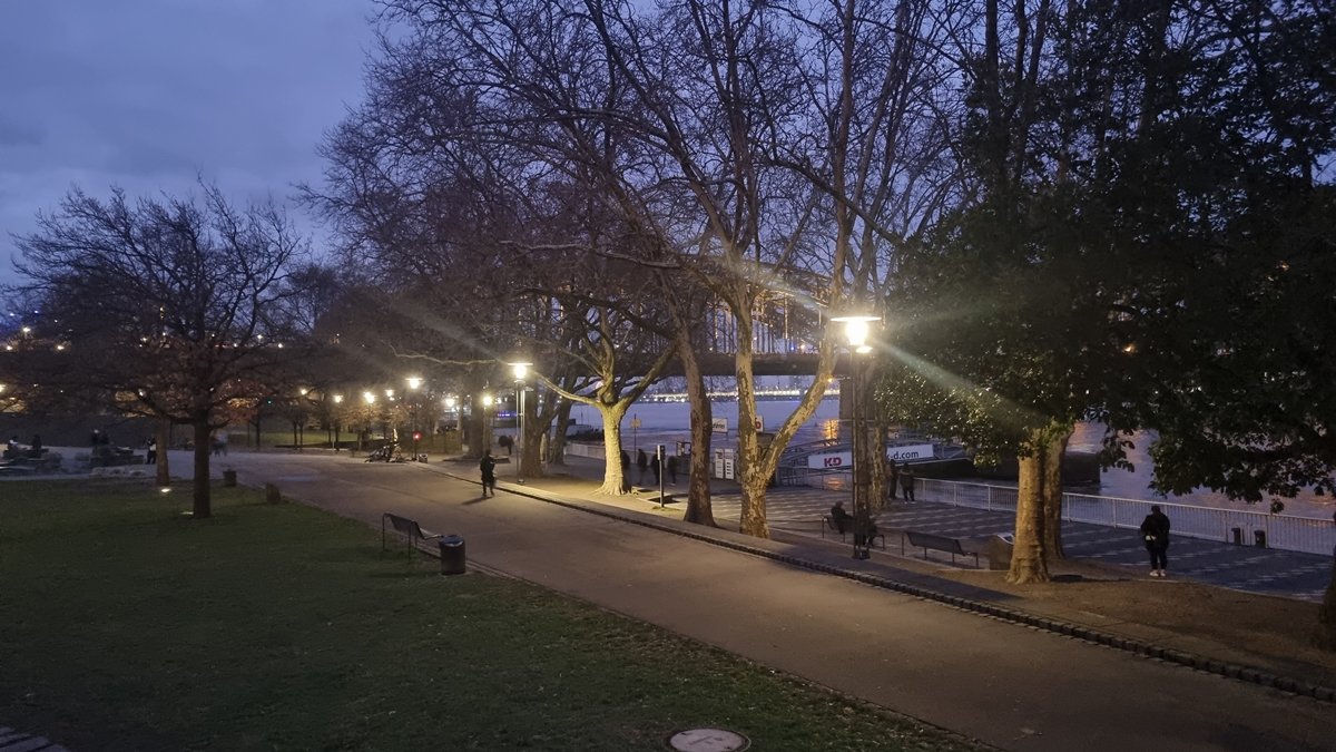 쾰른 시내를 가로지르는 라인강과 도보 산책 구간