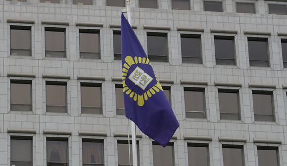 배우자의 불륜을 입증하기 위해 배우자 휴대전화에 몰래 앱을 설치해 불법 녹음한 대화 내용은 형사재판뿐 아니라 가사재판의 증거로도 쓸 수 없다는 대법원의 판결이 나왔다. 사진은 대법원 앞에 나부끼는 깃발. [사진=뉴시스]