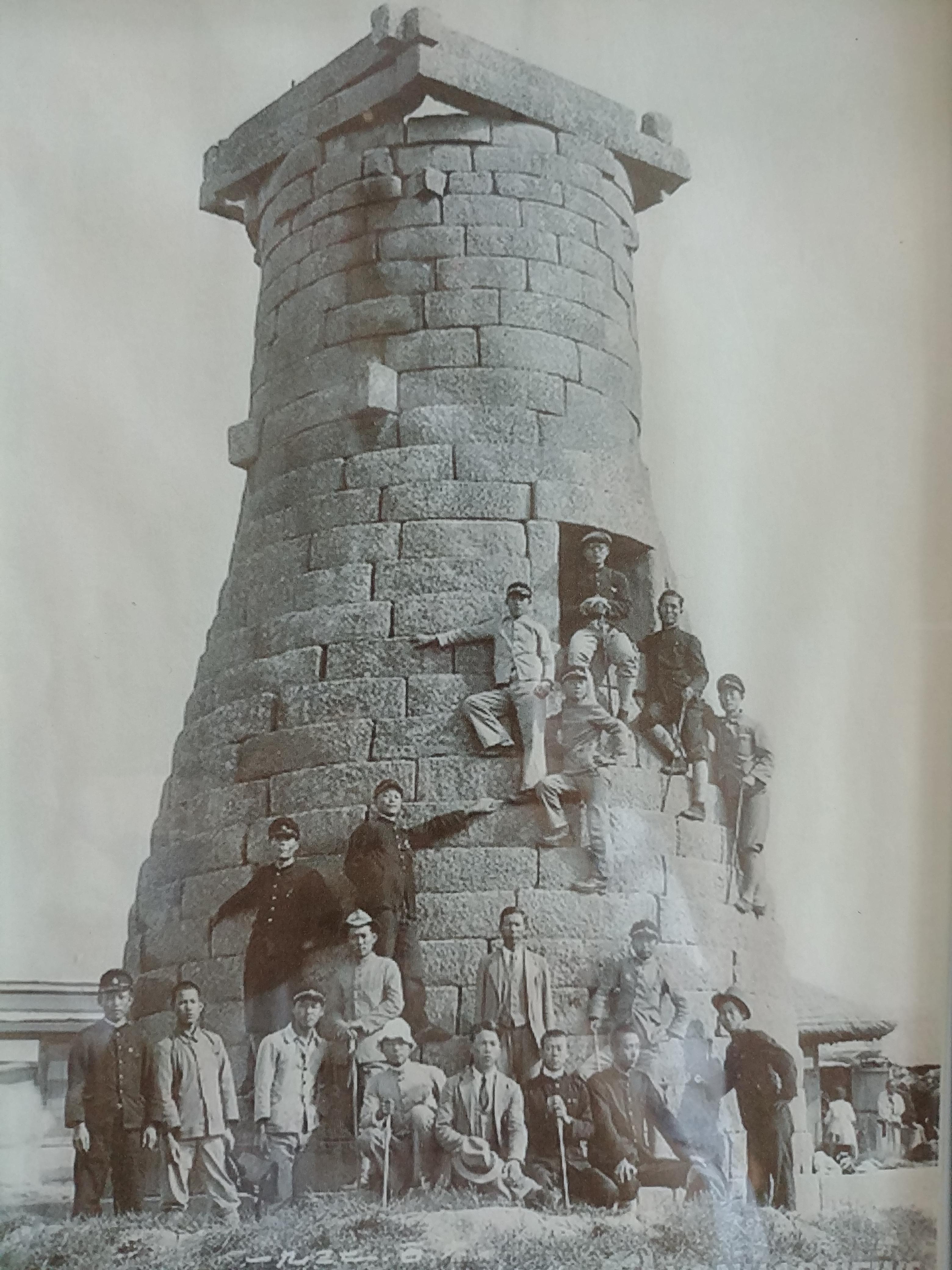 과거 첨성대에 올라가서 사진 찍은 모습