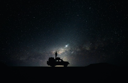 별보고 있는 차 위의 사람