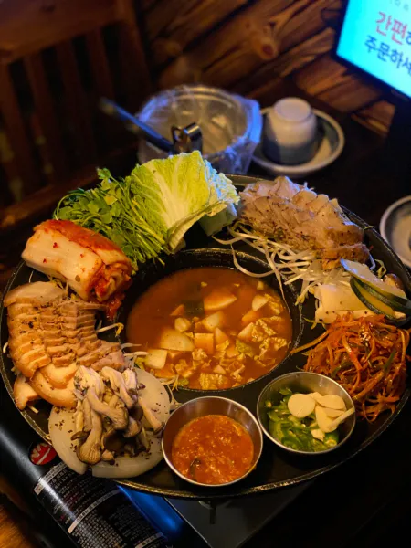 생생정보 대결 맛 대 맛 철판 삼겹살 해물 전골 vs 철판 오겹살 수육 한 상 음식점 위치