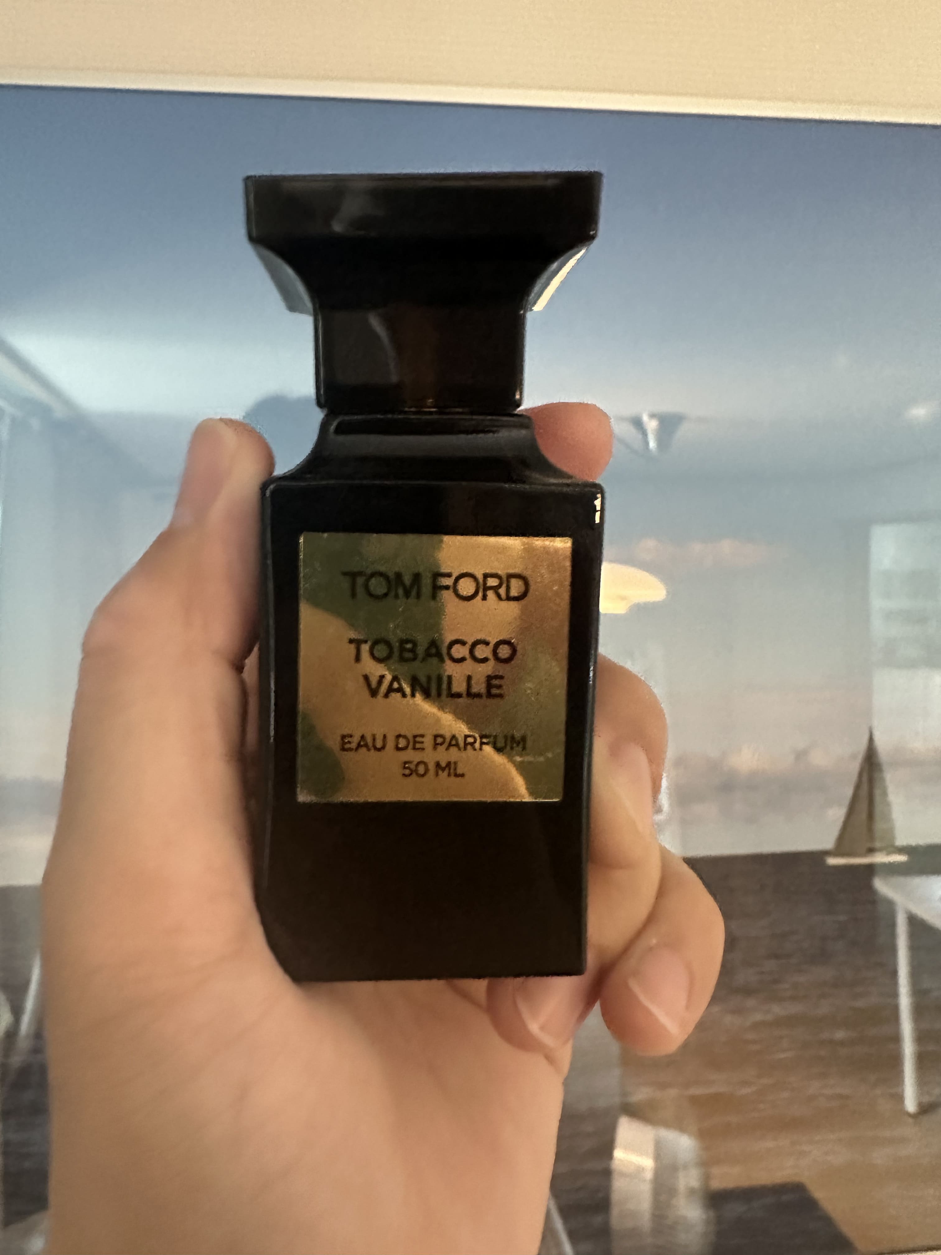 톰포드-향수-토바코-바닐-보틀-실제-사용중-정면샷