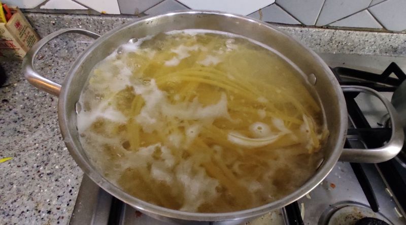 냄비에 페투치네 면을 삶음