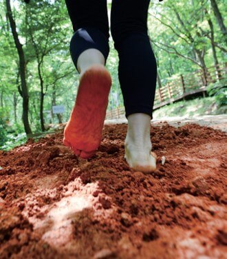 건강에-좋은-황토길을-맨발로-걸어가는-모습